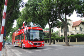 Trải nghiệm xe buýt mui trần đầu tiên tại Hà Nội: Du khách 'héo mòn' vì nắng