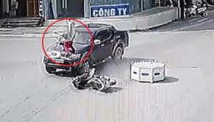 Clip ô tô tông phụ nữ đi xe máy bay lên nắp capo khiến dân mạng tranh cãi