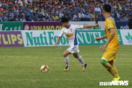 Video: Công Phượng nã đại bác hạ gục thủ môn Bùi Tiến Dũng