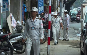 Đà Nẵng: Lột áo tìm cán bộ có hình xăm bị tố vòi vĩnh dân