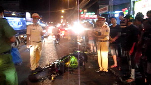 Mô tô phân khối lớn chạy ngược chiều gây tai nạn liên hoàn, một người chết