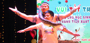 Trẻ em Hà Nội thích thú quấn trăn quanh người