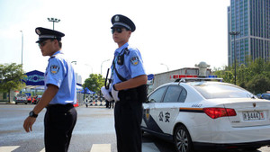 Video cảnh sát chạy thục mạng khi gặp kẻ tấn công bằng dao gây 'bão'