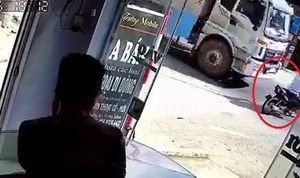 Clip: Cú phanh 'thần thánh' của xe tải cứu mạng người đi xe máy trong tích tắc