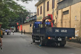 Xe tải cuốn cả gia đình đi xe máy vào gầm, mẹ bầu 8 tháng sinh non tại hiện trường