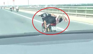 Clip: 'Quái xế' vừa nằm vừa lái xe máy như bay trên cầu Nhật Tân