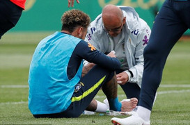 Neymar lại đau chân, fan Brazil tái mặt