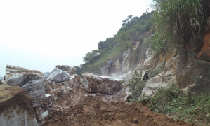 Hai mẹ con cô giáo mầm non bị đá lăn từ trên núi đè chết