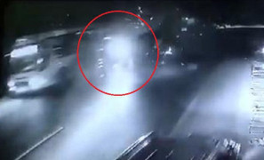 Clip: Container tông xe khách giường nằm văng gần 100m ở Đắk Nông