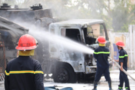 Xe chở xăng dầu bốc cháy, thiêu rụi 6 xe máy ở Cần Thơ