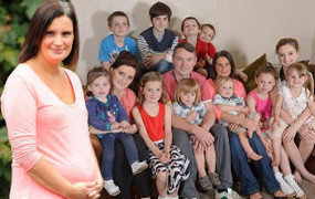 Vừa tuyên bố chỉ đẻ 20 con, người phụ nữ 43 tuổi đã mang thai lần thứ 21