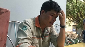 Vợ con bị xe tải lùi chết, chồng đau đớn thốt lên 'tôi mất tất cả rồi'