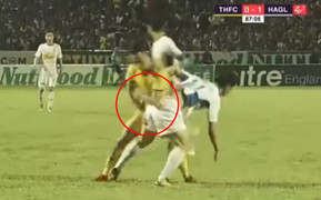 Video: Công Phượng phản ứng khác thường khi 'ăn đòn' của đối thủ