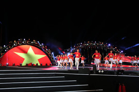 Khán giả trẻ hào hứng với những màn trình diễn flashmob mở màn trong các đêm pháo hoa Đà Nẵng