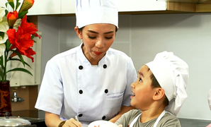 Con trai Thu Trang hào hứng nấu ăn cùng mẹ nhân dịp Quốc tế Thiếu nhi