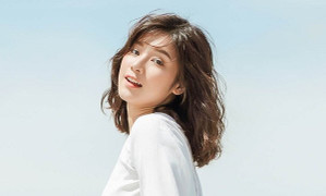 Hoàng Yến Chibi khoe nhan sắc trong veo dưới nắng hè