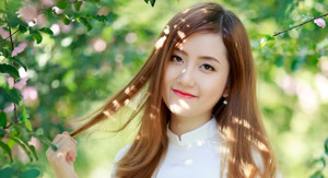 Hot girl Đại học Kiểm sát tinh khôi trong tà áo dài trắng