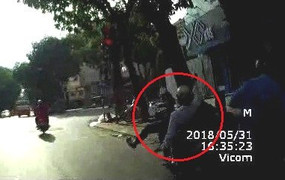 Clip: Đột ngột dừng chờ đèn đỏ ở bóng râm, bị xe sau tông ngã ngửa