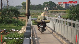 Video: Chuyện dở khóc dở cười trên cây cầu tiền tỷ giữa thủ đô, đi cấp cứu phải khiêng qua cầu