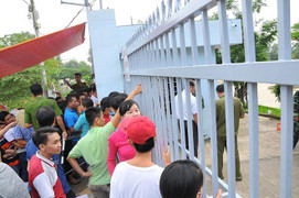 Phụ huynh chi nghìn USD 'chạy' hộ khẩu, xin trường tốt cho con