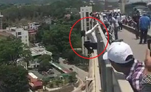 Clip: Cứu nam thanh niên đòi nhảy cầu Bãi Cháy tự tử