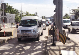 Tài xế tắt máy, bỏ xe ở BOT Cần Thơ yêu cầu giảm phí