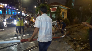 Ô tô tông bay gác chắn tàu, tài xế thoát chết trong gang tấc