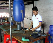 Sáng chế máy cho tôm ăn của chàng thanh niên 9x