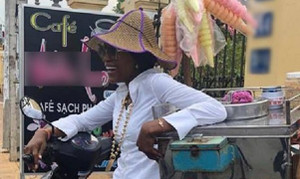 Siêu mẫu huyền thoại thế giới Naomi Campbell giản dị và đáng yêu bên chiếc xe kem Việt Nam