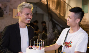 ‘Hiện tượng mạng’ Hoa Vinh cười tít mắt khi được fan tổ chức sinh nhật