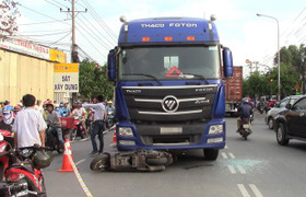 Container kéo lê xe máy khiến bà bầu đẻ con ngay trên đường: 'Nhìn hiện trường mà muốn khóc đứt ruột đứt gan'