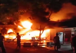 Cháy lớn kèm tiếng nổ lúc nửa đêm, thiêu rụi cả dãy nhà ở miền Tây