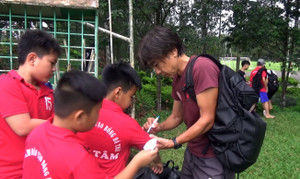 Video: Cầu thủ nhí 'quây' Phi Sơn và HLV Miura ở lò bầu Đức