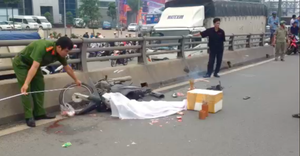 Xe ben tông xe máy trên cầu vượt ở Đồng Nai, bé gái bị cán chết thương tâm