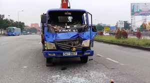 Tài xế và 2 phụ xe mắc kẹt trong cabin, hoảng loạn kêu cứu sau tai nạn