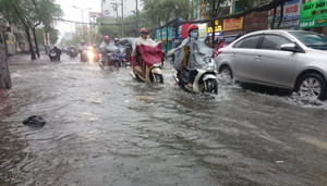 Ảnh: Nhiều tuyến đường ở TP.HCM lại ngập nặng sau cơn mưa lớn