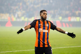 Fred đến kiểm tra y tế ở MU, Sir Alex Ferguson ra viện