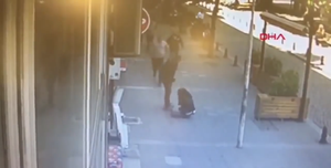 Video: Người qua đường dùng ‘thiết đầu công’ trừng trị ông chồng đánh vợ cũ giữa phố