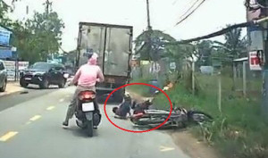 Clip: Xe tải chạy ẩu, đâm ngã xe máy chở trẻ em rồi bỏ đi gây phẫn nộ