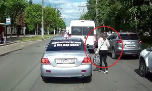 Clip: Sang đường bừa bãi, quý cô bị tài xế ô tô trêu chọc