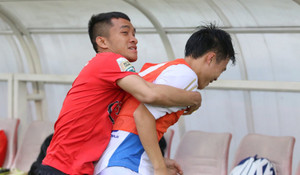 Sầm Ngọc Đức 'tấn công' Văn Toàn trên sân Pleiku