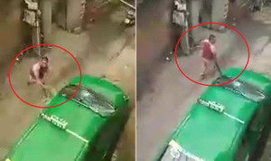 Clip: Taxi dừng đỗ trong ngõ bị đập phá tan nát gương, kính