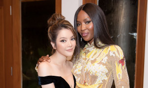 ‘Báo đen’ Naomi Campbell thân thiết ôm chặt Lý Nhã Kỳ
