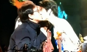 Thành Long gây tranh cãi khi khóa môi Vương Lực Hoành trên sân khấu