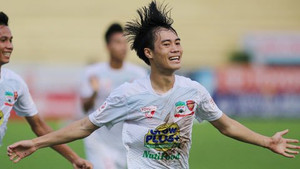 Video: Văn Toàn dứt điểm vỗ mặt, tung lưới đội bóng của Miura