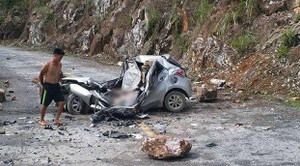 Clip: Hiện trường vụ đá lăn đè bẹp ô tô, tài xế chết thảm ở Lai Châu