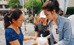 Đông Nhi giản dị đi phát cháo, trao quà từ thiện cùng fan