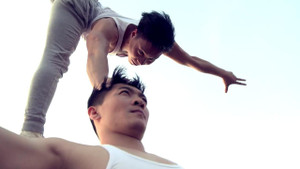 Video: Xem lại những màn xiếc chồng đầu thách thức tử thần của Quốc Cơ - Quốc Nghiệp