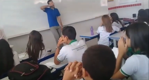 Video: Thầy giáo bị nợ lương bật khóc khi nhận khoản giúp đỡ từ học sinh