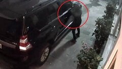 Clip: Trộm vặt gương xe sang Land Cruiser nhanh như chớp ở Hà Nội